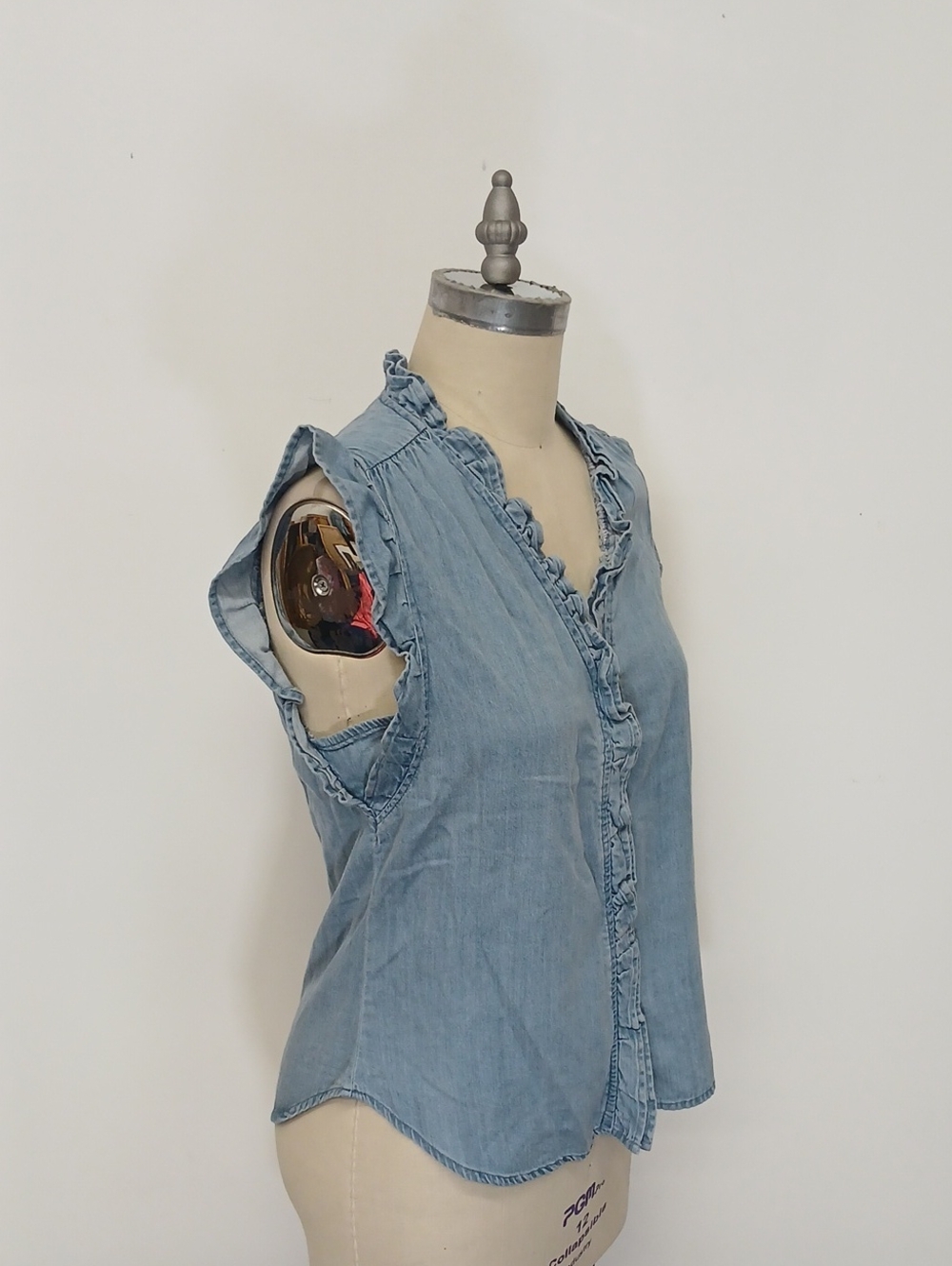 Industry Light Blue Ruffle Denim Sleeveless Chambray Top Size M - Picture 2 of 7